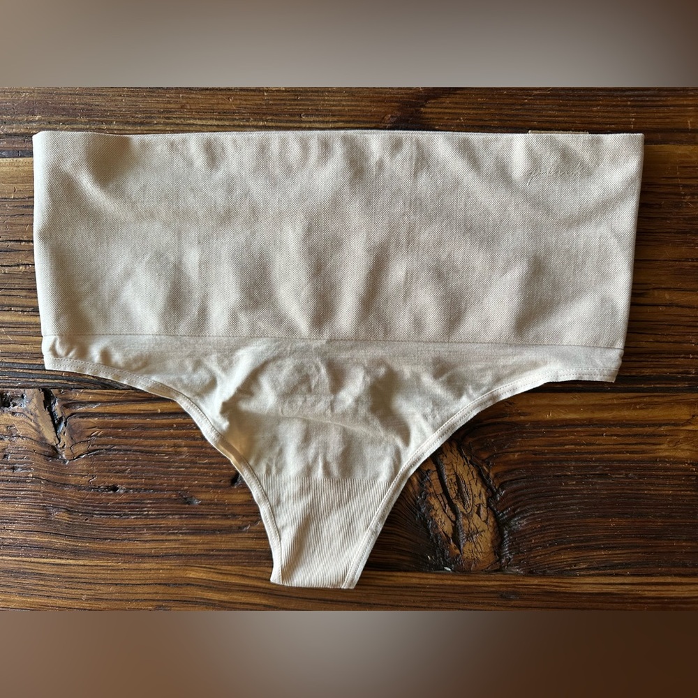 NEW WITH TAGS, RARE! Victoria's Secret PINK Seamless Shape Thong Large Panties